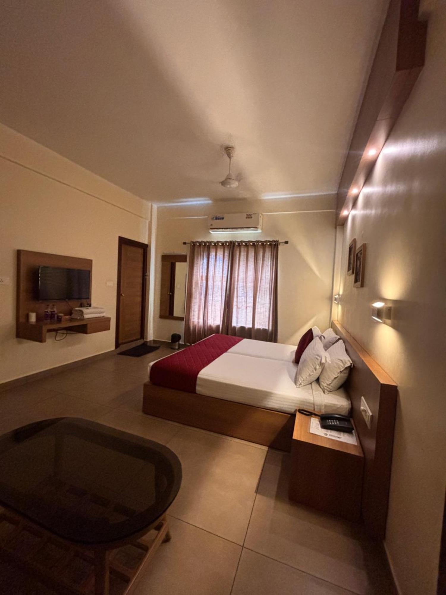 Maharani Hotel Kozhikode Buitenkant foto